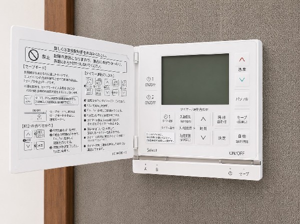 同仕様設備：床暖房　足元をじんわり温めてくれる床暖房。空気や肌を乾燥させることが少なく、ホコリや花粉などを舞い上げることもないので空気をクリーンに保ちます。