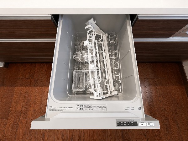 同仕様設備：食洗機　利用者が増えているのはメリットが多いから。時間の節約、手が荒れない、水道代の節約、高温度で洗うので油汚れもしっかり落とせる。まさに理想家電。