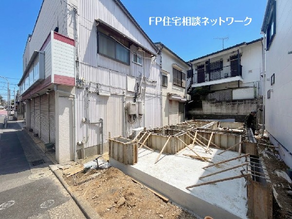 外観:前面道路と高低差のない整形地、人気のカウンターキッチンでリビングを見渡す事が出来るキッチンでリビングは家族の憩いの空間に最適です。