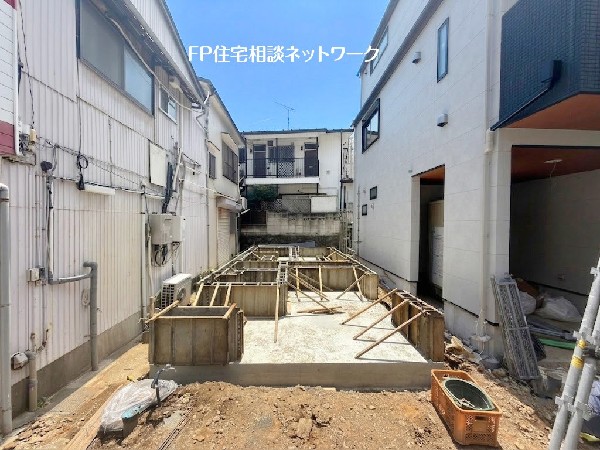 外観:フールバルコニー付の新築デザイナーズ住宅！駅まで平坦で徒歩5分の好立地、都内へのアクセスも良く通勤・通学に便利な立地です。
