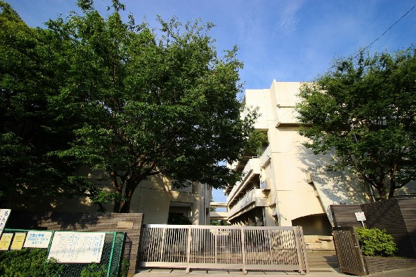 周辺環境:下田小学校(小中一貫教育を推進している小学校。義務教育９年間の学習指導と生活指導の円滑な接続が図れるよう、中学校区を基本として推進しています。)