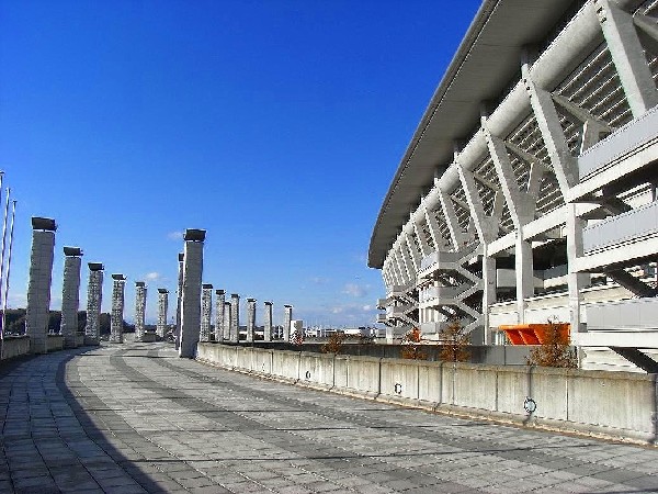 周辺環境:日産スタジアム(スポーツ等のビックイベントで度々利用される国内最大級72000席を確保したスタジアム。天然芝は1年中、最 高の状態をキープ。)