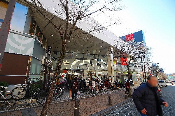 周辺環境:西友市ヶ尾店(お手頃価格が売りのスーパー。「お客さまにお手頃価格で価値あるお買物の機会を提供し、より豊かな生活の実現に寄与する」 の実現を目指します)