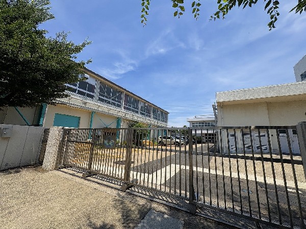 周辺環境:新吉田第二小学校(お子様が一日の中でも長い時間を過ごす小学校。どんどん成長していくお子様の姿が目に浮かびます。)