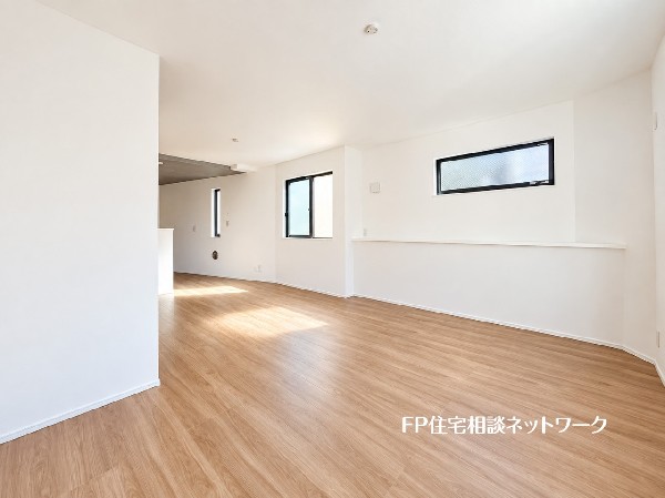 大切な家族が集まるからこそLDKにはこだわりたい。日当たりのよい広いＬＤＫを、子供たちが元気に走り回っている姿を見た時「広い家にして良かった」と思う。