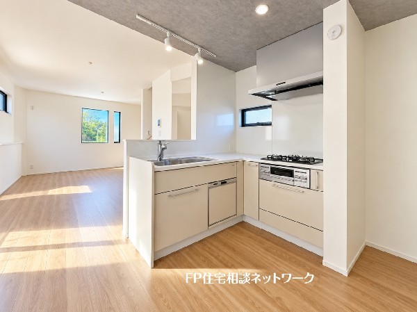 リビングで遊ぶお子様を見守りながらお料理が出来る対面式カウンターキッチンは、料理をしながらご家族との会話を楽しめます。毎日のお料理も楽しくなりますね。