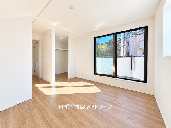 2面採光でお部屋の隅々まで明るい印象の居室。おひさまの光を、爽やかな風をたっぷりと取り込めます。居室内はいつも明るいので、毎日の生活も自然と明るくなりますね。
