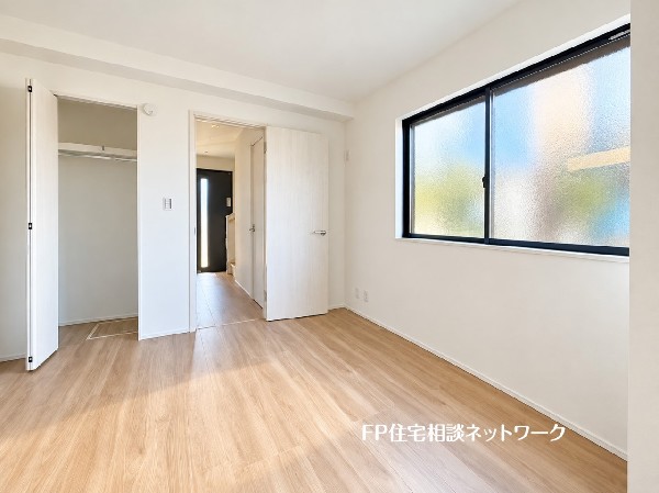 全居室には大型の収納クローゼットを完備。普段使いのお洋服や小物はもちろん、季節物のお洋服などもしっかりと整理整頓出来る。居室空間を隅々まで使えるのが嬉しい。