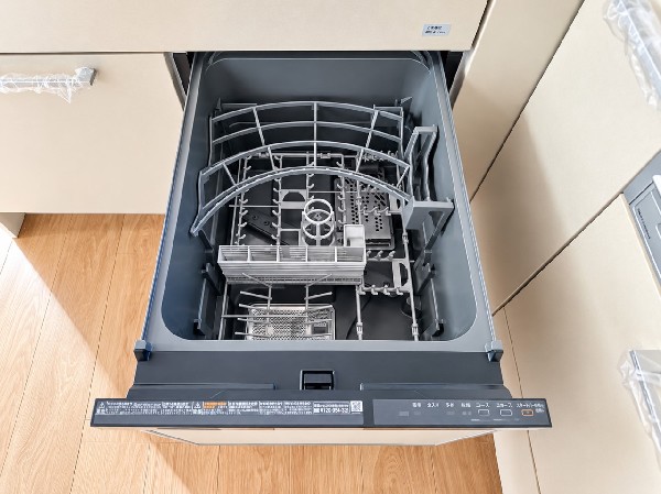【食器洗浄乾燥機】食洗機　利用者が増えているのはメリットが多いから。時間の節約、手が荒れない、水道代の節約、高温度で洗うので油汚れもしっかり落とせる。まさに理想家電。