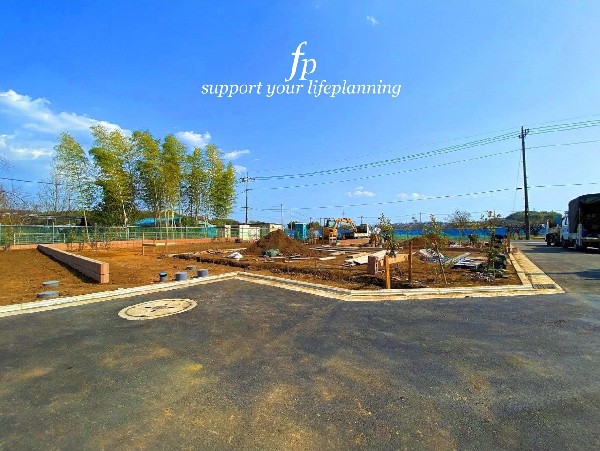 【地盤調査・改良　】建築工事を行う前に地盤調査を行います。地質や強度、安定性、水分状態などを調査・分析して、必要に応じて適切な地盤改良を施し、構造物の安定性を確保します