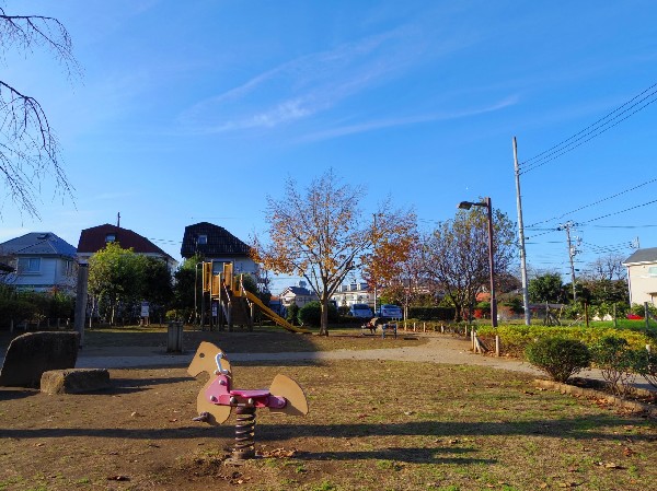 周辺環境:みやっぱら公園(住宅街らしく近隣には公園が複数ありますので、お子様にも嬉しい住環境です。きっと、お気に入りの公園がみつかるはずです。)