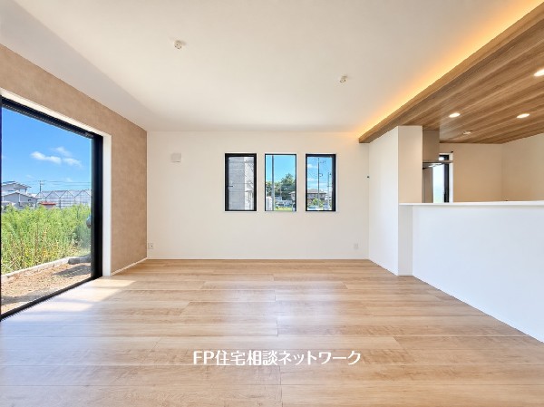 オープンな空間を生み出す、広がりとゆとり。家族と過ごす時間を大切にしたい方にぴったりのゆとりある住空間です。日差しがリビングの隅々までしっかりと届きます。