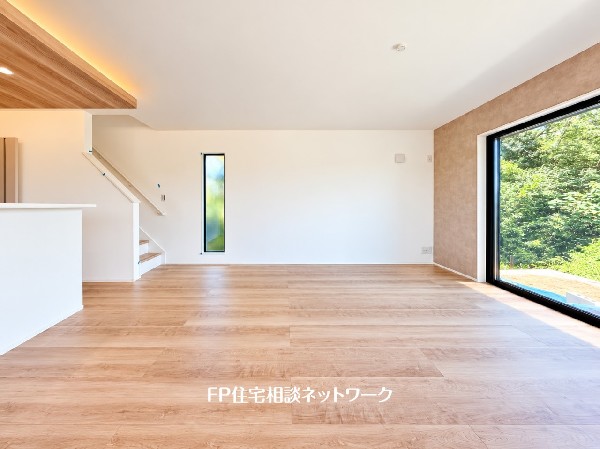 17.3帖の広々ＬＤＫ。ダイニングテーブルやソファーなどの家具もしっかりと配置できます。ゆったりとした広さの空間でご家族だんらんの時間をお過ごしください。