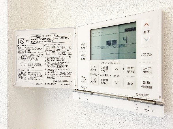 【床暖房】足元をじんわり温めてくれる床暖房。空気や肌を乾燥させることが少なく、ホコリや花粉などを舞い上げることもないので空気をクリーンに保ちます。