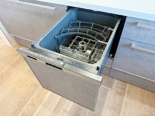 【食洗機】利用者が増えているのはメリットが多いから。時間の節約、手が荒れない、水道代の節約、高温度で洗うので油汚れもしっかり落とせる。まさに理想家電。