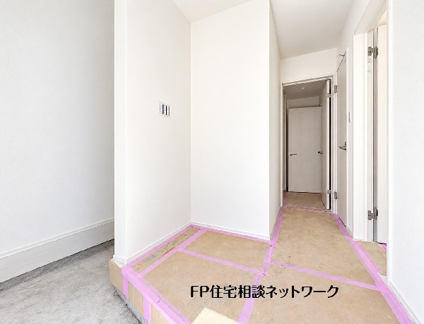 白を基調とした玄関ホールが、ご家族やお客様を明るくお迎え。すっきりとした内装で、お好みの小物や玄関マットも合わせやすい空間です。