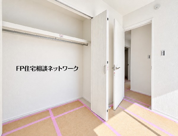 棚とハンガーパイプを備えたクローゼット付きの洋室。衣類を掛けて収納でき、上段の棚はバッグや季節の小物の整理にも役立ちます。 