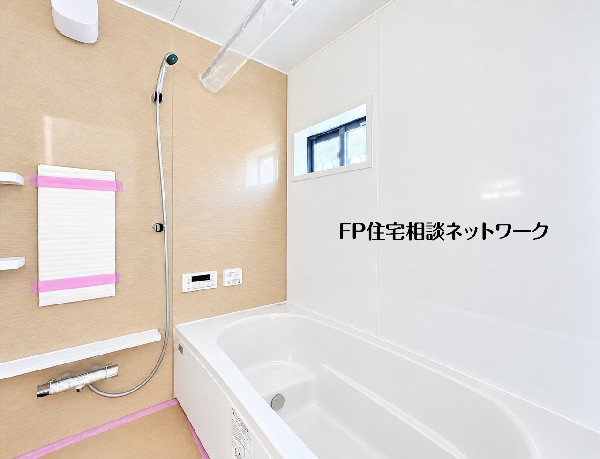 あたたかな色合いの壁がやさしい雰囲気を添える浴室。窓から自然光を取り込み、一日の終わりには湯船でゆっくりくつろぐ時間を楽しめます