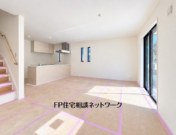 大きな窓から陽光が差し込む、明るいリビングダイニング。リビング階段を設け、ご家族が顔を合わせる機会が自然と増える住空間です。