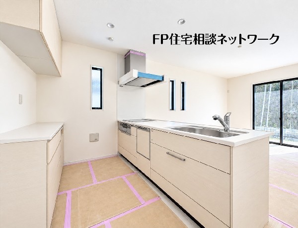 リビングを見渡せる対面キッチンで、ご家族と会話を楽しみながらお料理。背面には収納と作業スペースがあり、日々の家事を支えます。