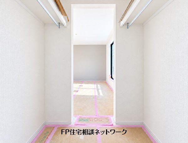 両側に棚とハンガーパイプを備えた収納スペース。衣類や小物を分けて整理でき、お出かけ前の身支度もすっきりと進められそうです。