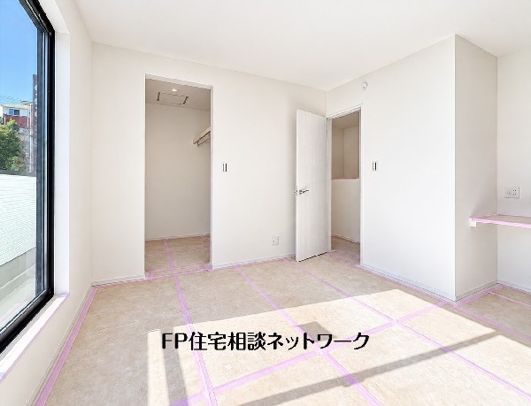 窓からやわらかな光が入る、収納付きの洋室。衣類や日用品を室内の収納にまとめれば、ベッドや家具の配置も考えやすくなります。