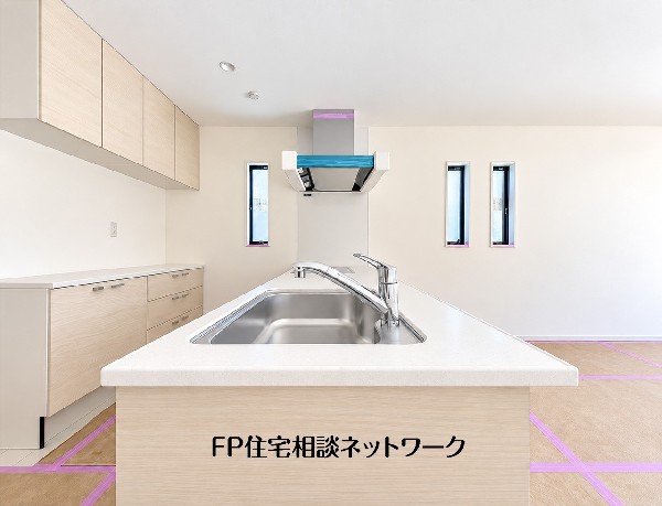 木目調の扉がやさしい印象のキッチン。ゆとりのある天板で下ごしらえがしやすく、シンク下の収納に調理道具をまとめて片付けられます。
