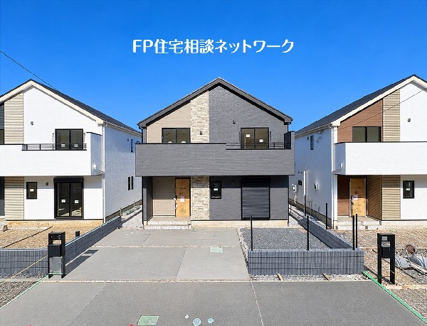 外観:落ち着いた外壁に石調のアクセントが映える外観。建物前の駐車スペースは車種により３台分あり、複数台のお車をお持ちのご家庭にも。