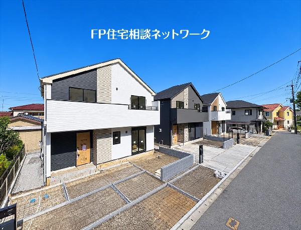外観:閑静な住宅街に並ぶ、切妻屋根が印象的な住まい。外壁の色や素材が街並みに表情を添え、落ち着いた住環境で新生活を迎えられます。