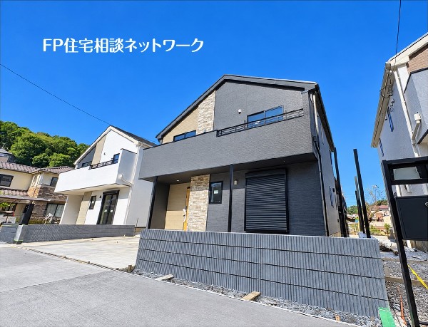 外観:濃色の外壁と石調のデザインが調和する、表情豊かな外観。玄関まわりに奥行きを持たせ、帰宅するたびに住まいの佇まいを楽しめます。