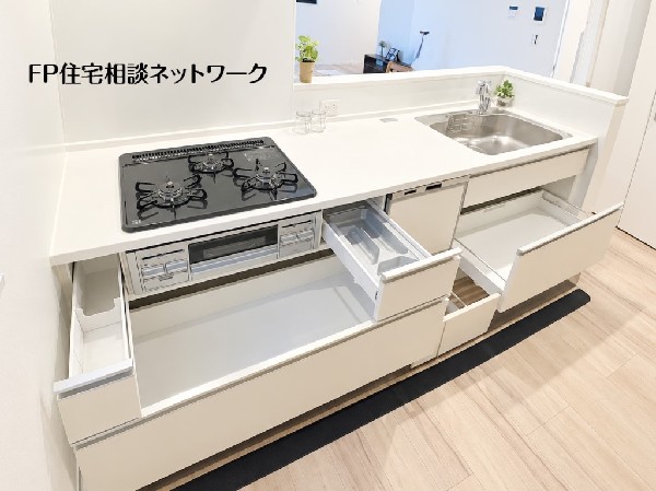家事効率を追求したシステムキッチン。広々としたシンクと使いやすい三口コンロで、毎日のお料理が快適に。収納スペースも充実し、キッチン周りもすっきり片付きます。