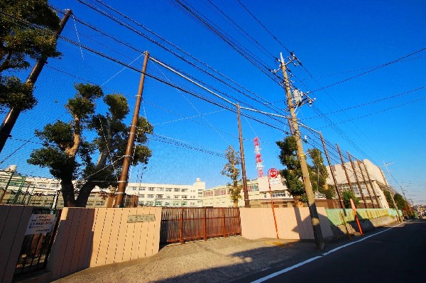 周辺環境:谷本中学校(昭和22年創立で70周年以上の歴史ある中学校。各学年6～7クラスあり、総生徒数約720人の大規模な中学校。)