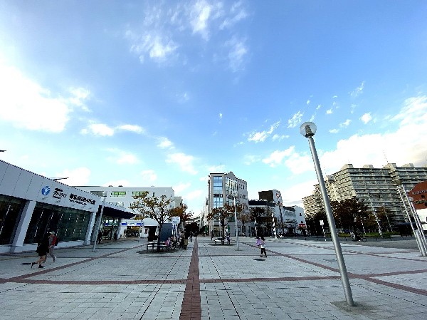 周辺環境:都筑ふれあいの丘駅(駅前は広々としていますが、近くには大型スーパーやドラッグストアなど、買い物施設は充実しています。　)