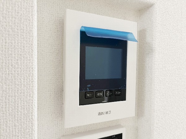 【モニター付きインターホン】モニター付インターホンが標準仕様です。戸建暮らしだと、集合住宅に比モニター付インターホンが標準仕様です。戸建暮らしだと、集合住宅に比べ、より不安になりがちな防犯面、目で確認できるからあんしんです。べ、より不安になりがちな防犯面、目で確認できるからあんしんです。