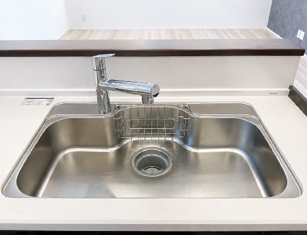 【浄水器一体型水栓】同仕様設備：浄水と水道水を切り替えて使用できるスッキリとしたデザインの浄水器一体型水栓。ヘッドを引き出して使えるのでお料理はもちろんシンクの掃除が容易です。