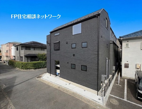 外観:重厚感のあるダークトーンを基調とした、スタイリッシュな外観デザイン。窓をバランスよく配置し、すっきりとした美しいフォルムに仕上げた、都市的な存在感のある住まいです。