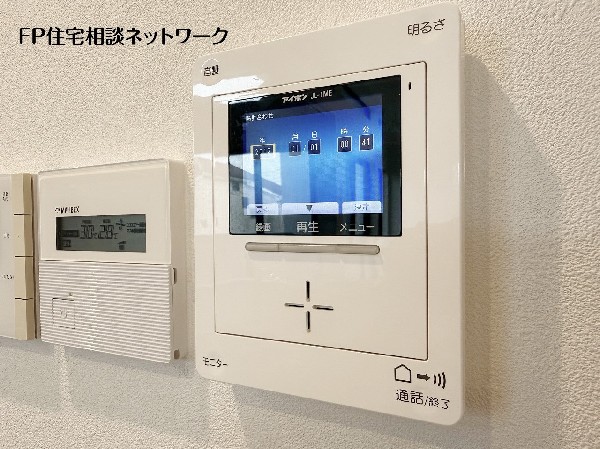 【TVモニター付きインターホン】モニター付インターホンが標準仕様です。戸建暮らしだと、集合住宅に比べ、より不安になりがちな防犯面、目で確認できるからあんしんです。