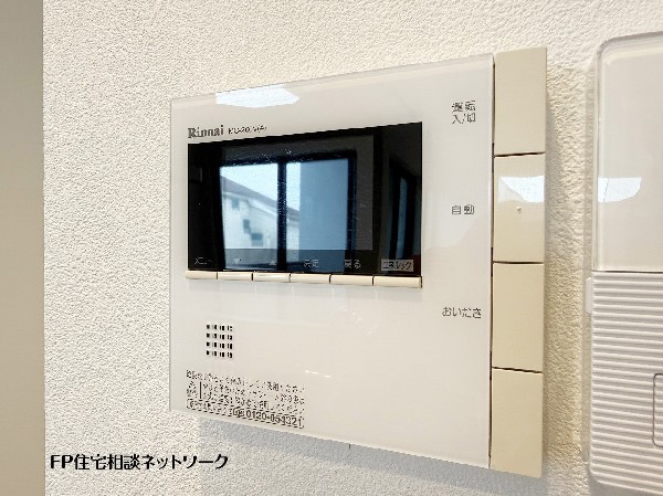【オートバス】ワンタッチでお湯張りや保温が可能なフルオートバス。仕事や塾などパパやお子様の入浴時間が異なる家でも、保温機能でいつでも快適に入浴が可能です。