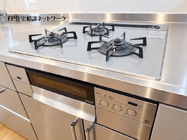 【ガスコンロ】慣れている方も多く、火力が目に見えるため、使いやすいという方も多い、3口のガスコンロ仕様です。