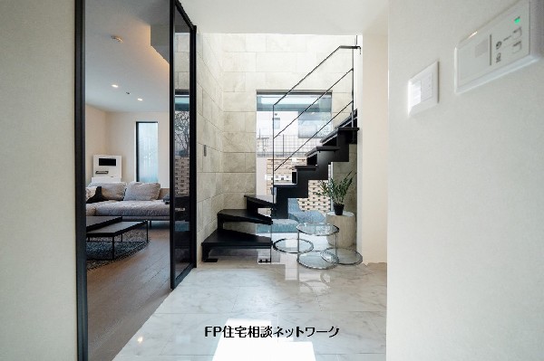 【プラン例　建物価格2000万円　建物面積100m2】吹抜けと鉄骨階段が開放感を演出する玄関ホール。室内にいながら中庭とのつながりも感じられる設計です。