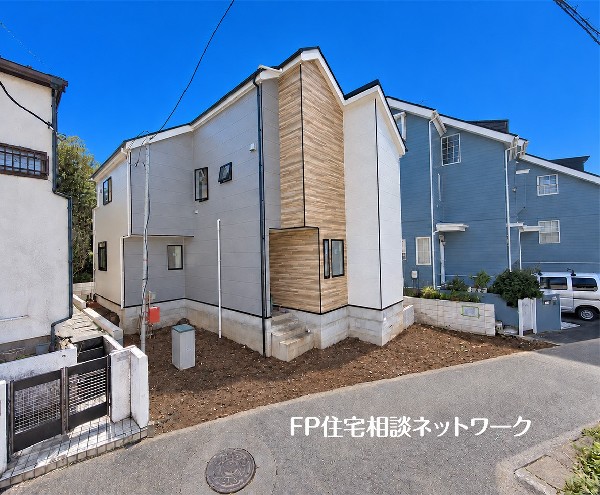 外観:青空の下、閑静な住宅街で現在建築中の物件です。周辺は落ち着いた雰囲気の住環境です。