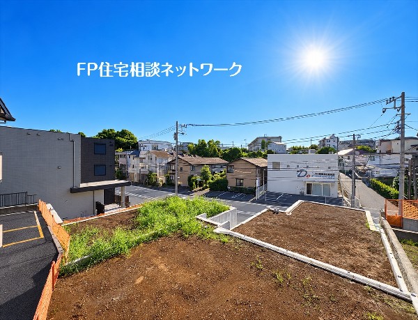 外観:道路に面した雛壇地の売地です。更地になっており、コンクリート擁壁やフェンスが設置されています。自分好みのマイホームを建てるための、想像が膨らむ土地です。