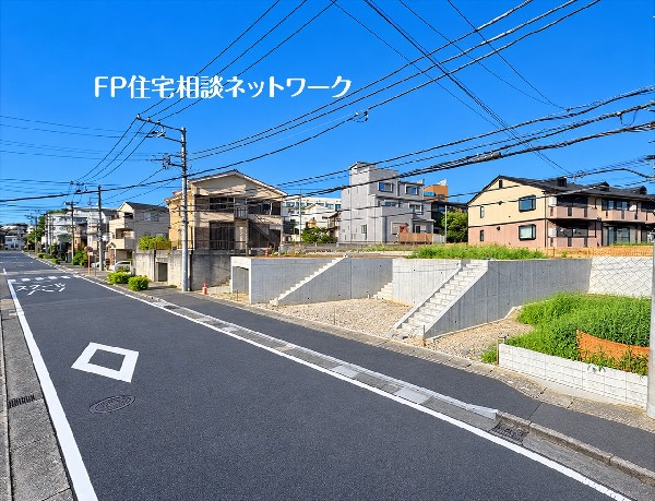 外観:落ち着いた住宅街の一角で、高低差を活かした眺望や日当たりに期待が持てます。新しい家を建てるための、夢が広がる場所です。