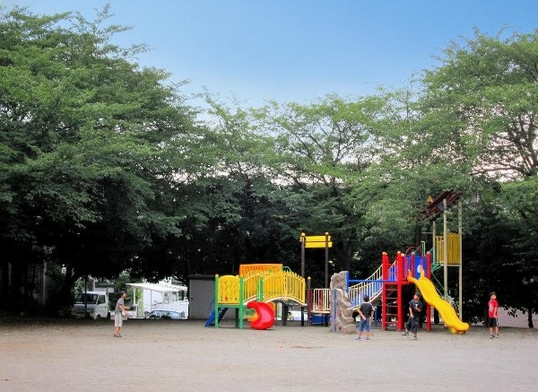 周辺環境:有馬つつじ公園(青空の下で駆け回ったり、遊具で遊んだり、思い思いの遊びができます。子供たちの元気で楽しそうな声が響き渡ります。)
