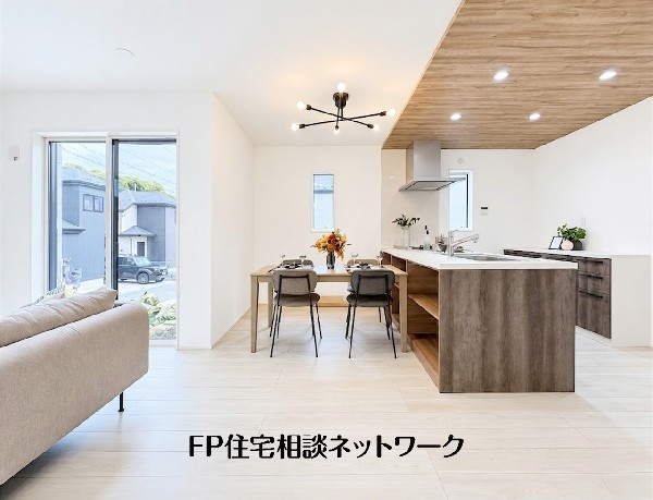 明るい光が差し込む掃き出し窓のあるLDK。キッチンからリビング、ダイニングが見渡せるため、家族とのつながりを感じながら過ごせます。