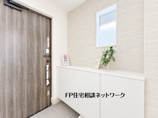 清潔感のある白い下駄箱を配置した玄関。小窓から差し込む光が、明るい空間を演出します。植物を飾って、お客様をお迎えするのも楽しみです。