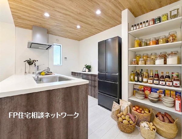 本画像はAIがCGで冷蔵庫、家電、小物などを生成しているので実際の現地には設置されておりません。