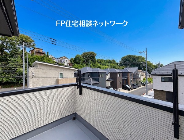 外観:【バルコニー】  澄み切った青空が広がる、日当たりの良いバルコニーです。周囲には落ち着いた雰囲気の住宅街と豊かな緑が広がっています。洗濯物や布団を干す作業もスムーズに行える使いやすい空間となっています。