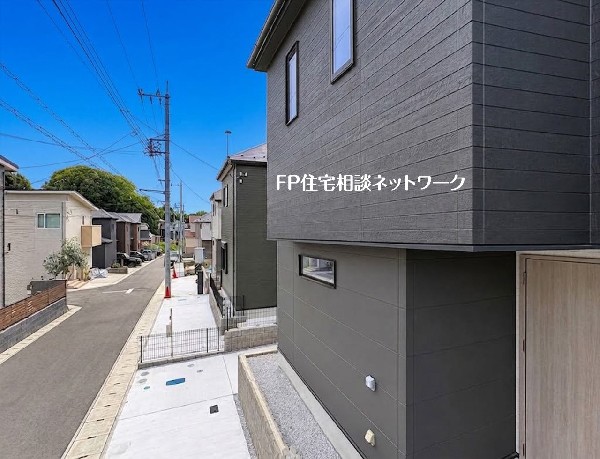 外観:【現地写真】  黒とグレーを基調とした、モダンな外観デザイン。周囲の景観に馴染みつつ、存在感があります。街並みに溶け込む、落ち着いた雰囲気が魅力です。