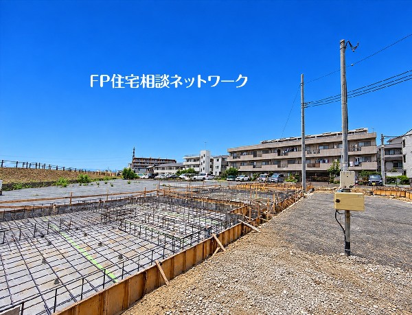 外観:閑静な住宅地に佇む、洗練された外観が目を引くこだわりのデザイナーズ住宅です。開放感あふれる空間設計で、心地よいプライベート時間を演出します。